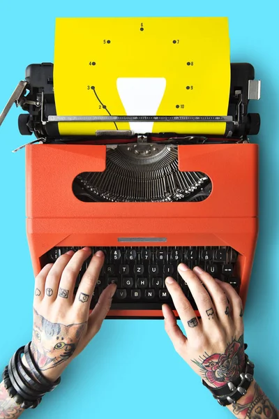 Hands typing on typewriter machine — Stock Photo, Image