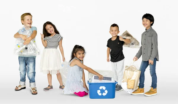 Çocuklar çöp geri dönüşüm — Stok fotoğraf