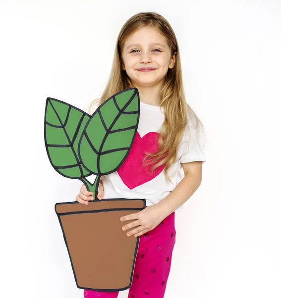 Niña sosteniendo planta de papel — Foto de Stock