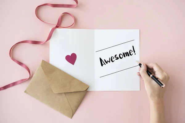 Persona que escribe en la tarjeta de felicitación — Foto de Stock