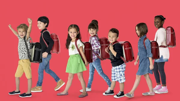 Kinderen lopen naar school rugzakken — Stockfoto