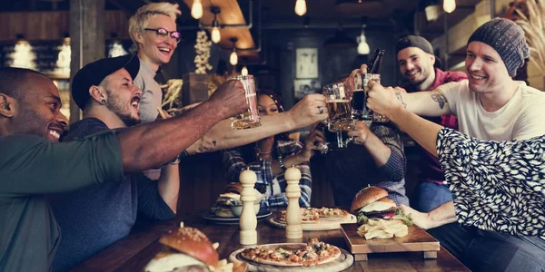 La gente saluda con cerveza — Foto de Stock