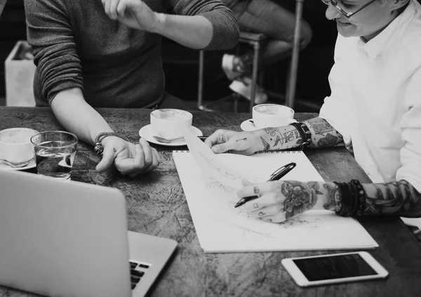 Lidé pracují na notebooku v Cafe — Stock fotografie