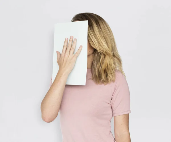 Femme couvrant visage avec du papier blanc — Photo