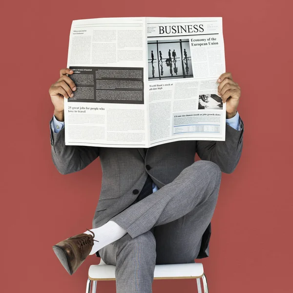 Homem de negócios lendo jornal — Fotografia de Stock