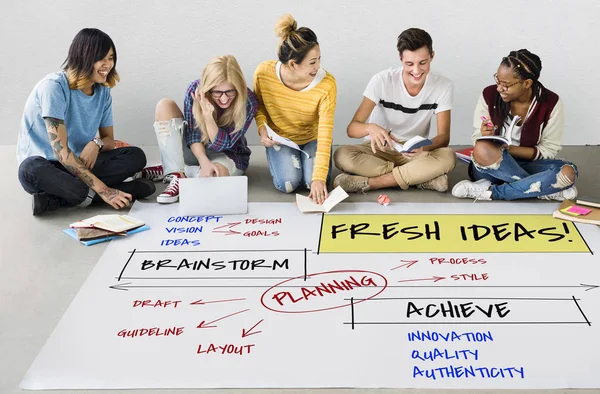 Estudiantes trabajando juntos en el proyecto — Foto de Stock