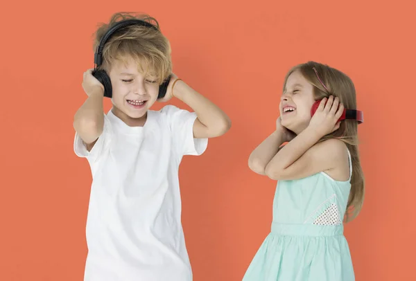 Niños disfrutando de la música en los auriculares —  Fotos de Stock