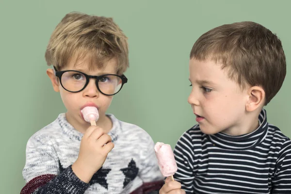 Meninos comendo sorvete — Fotografia de Stock