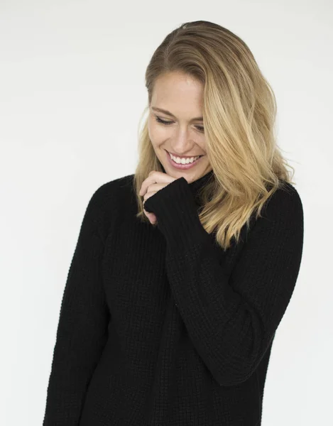 Mujer rubia sonriendo en el estudio — Foto de Stock