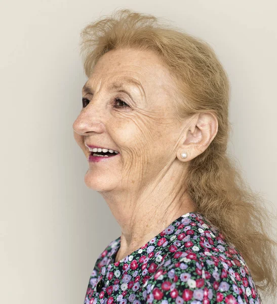 Femme âgée souriant en studio — Photo