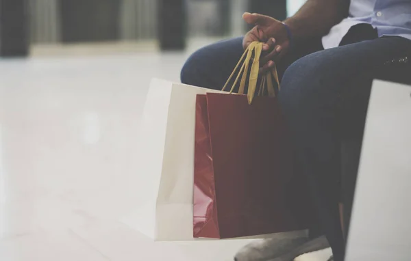 Hombre sosteniendo bolsas de compras —  Fotos de Stock