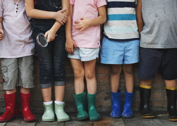 Kindergarten kids holding magnifying glass — Stock Photo, Image