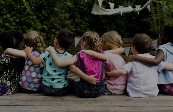 Jardim de infância crianças braços ao redor — Fotografia de Stock