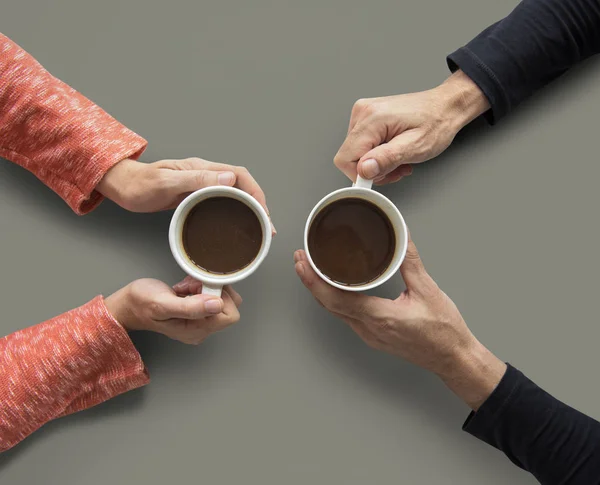 Mãos humanas segurando xícaras de café — Fotografia de Stock