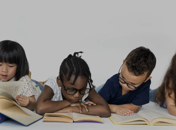 Escola crianças leitura — Fotografia de Stock