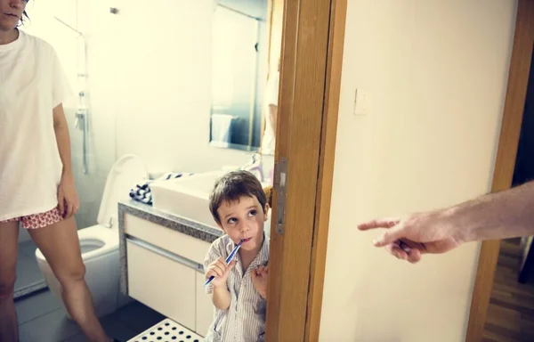 Niño limpiando dientes con cepillo de dientes — Foto de Stock