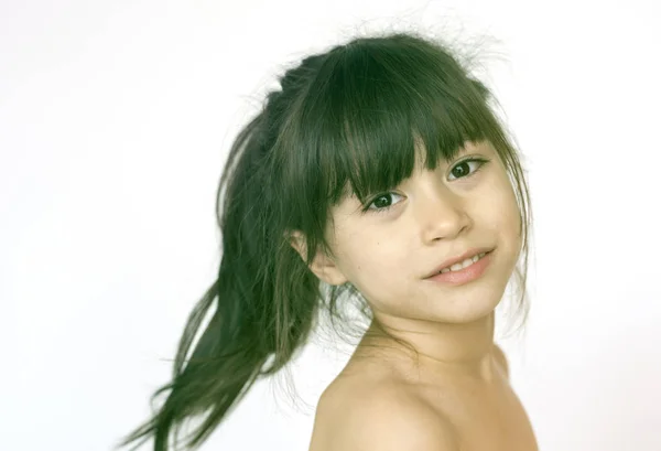 Ragazza in piedi senza maglietta — Foto Stock