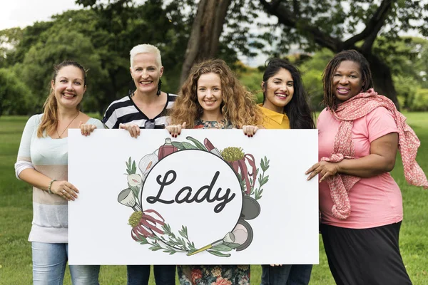 Cinq femmes souriantes tenant bannière — Photo