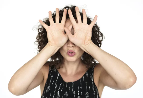 Femme couvrant le visage avec les mains — Photo