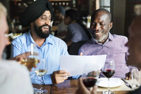 Menschen essen im Restaurant — Stockfoto