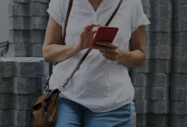 Donna utilizzando smartphone — Foto Stock