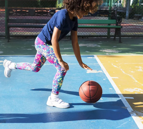 Chica jugando baloncesto — Foto de Stock