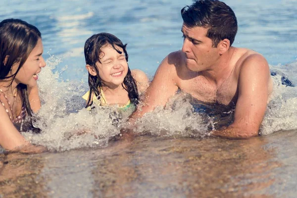 Famille heureuse dans la piscine — Photo