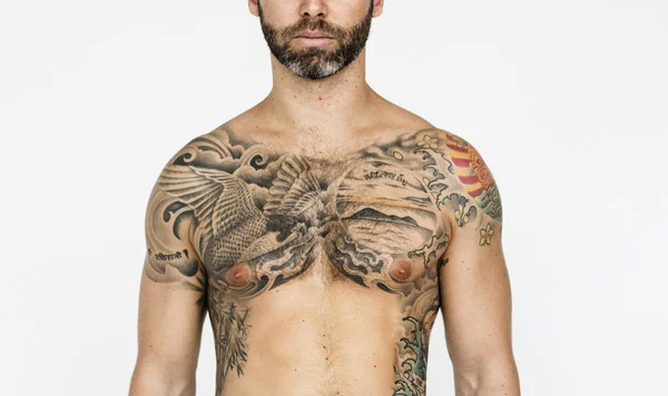 Homem tatuado sem camisa — Fotografia de Stock