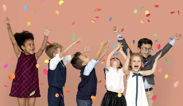 Crianças comemorando com confete — Fotografia de Stock