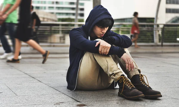 Asiatico ragazzo sedersi su il strada in depressione — Foto Stock