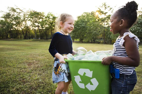 Little kids cleaning at park — Stock Photo, Image