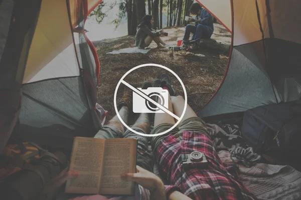 テントの中で横になっていると、本を読んで — ストック写真