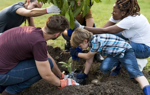 Conservazione persone piantare insieme — Foto Stock