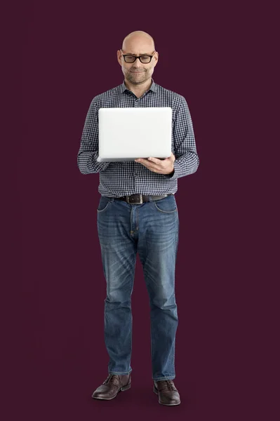 Человек с помощью ноутбука — стоковое фото