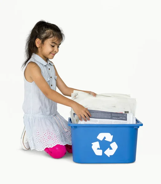リサイクル可能な紙と小さな女の子 — ストック写真