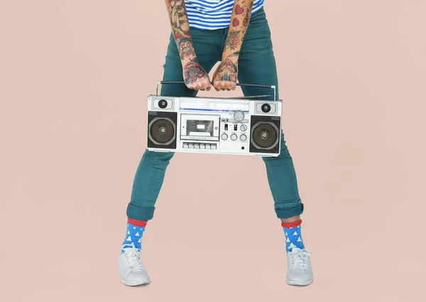 Kobieta trzyma Jukebox — Zdjęcie stockowe