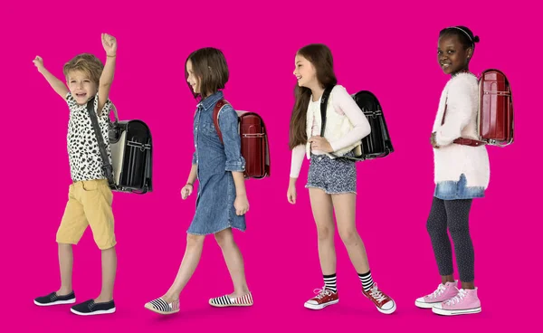Děti s batohy do školy pěšky — Stock fotografie