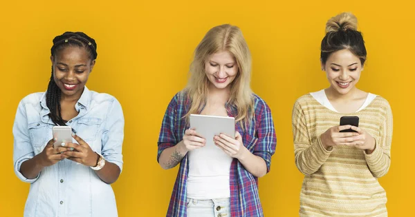 Ragazze utilizzando gadget digitali — Foto Stock