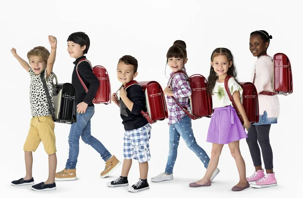 Schoolkinderen met een rugzakken — Stockfoto