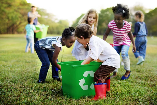 Niños pequeños limpiando en el parque —  Fotos de Stock