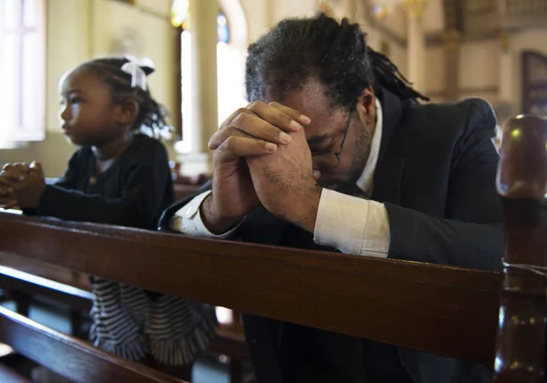 Gente rezando en la iglesia —  Fotos de Stock