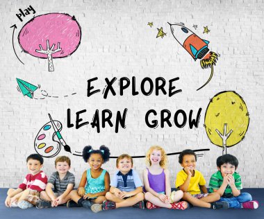 tuğla duvarın önünde oturan çocuk