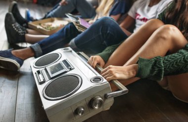 Çok ırklı katta oturma grubu