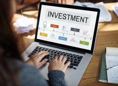 Dizüstü bilgisayar kullanan kadın