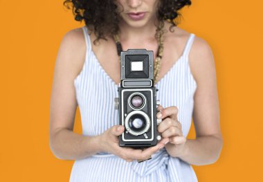 Vintage fotoğraf makinesi kullanan kadın