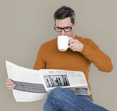 Gazete okuyan adam
