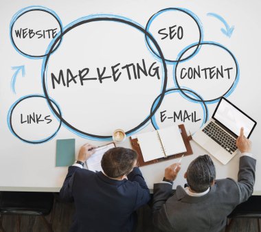 iki işadamları masada dizüstü bilgisayar ile çalışma