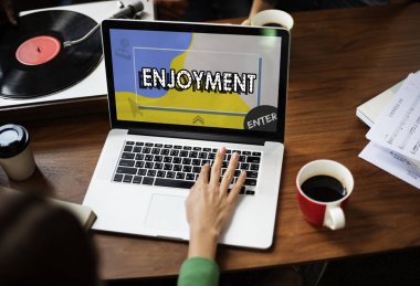 Dizüstü bilgisayar kullanan kadın