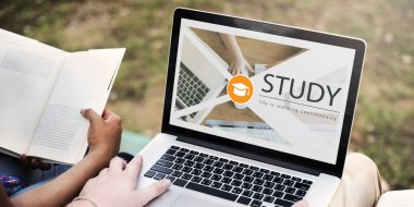 dizüstü bilgisayar kullanan insanlar 