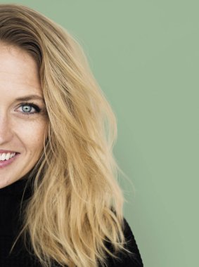 Sarışın kadın stüdyoda gülümseyen